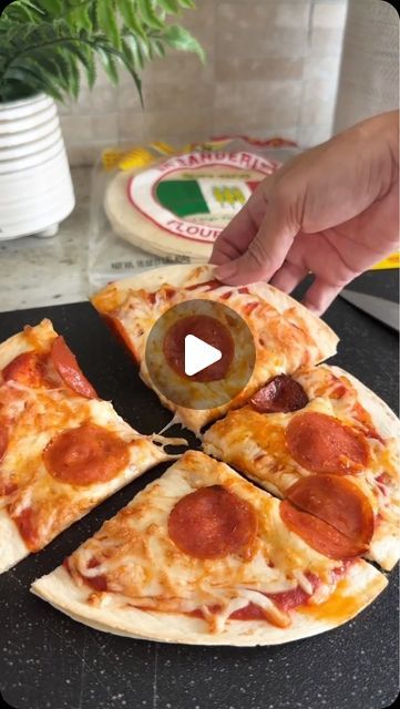 Norma Berríos Silva on Instagram: "Este “hack” para hacer pizza de  de “masa fina” fue un súper éxito el año pasado. 

Se hacen con Tortillas de harina de trigo. (Usé la Banderita Family Pack)

¿Eres “Team Blanca” o “Team Roja”? 

Team Pizza Blanca: 
Aceite de oliva 
1 diente de ajo fresco picado 
Sal 
Perejil 
Queso mozzarella rallado 
2 Tortillas Soft Taco 

-Mezcla aceite, ajo, sal y perejil y calienta 30 segundos en el microondas. 
-Precalienta tu freidora de aire a 350 F 
-Unta un poco de la salsa y un poco del queso sobre toda la superficie de la primera tortilla. 
-Coloca una segunda tortilla sobre la primera. 
-Unta más salsa, dejando un borde. Coloca bastante queso sobre la salsa. 
-Cocina por 5-minutos. 
———————————— 
Team Pizza Roja: 

Salsa de pizza 
Queso mozzarella rallado 
P Pizza Blanca, Mini Pizzas, Soft Tacos, American Food, Pizza Pasta, Food Recipe, Mozzarella, Pizza, Pasta