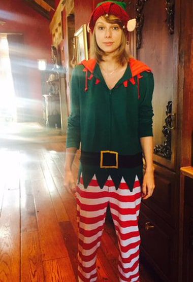 Taylor Swift posted an adorable photo of herself wearing an elf onesie on Christmas Eve -- see the cute pic! Taylor Swift Fotos, Taylor Swift Christmas, Taylor Swift Dress, Estilo Taylor Swift, Solange Knowles, Swift Photo, Blank Space, Pitch Perfect, Janis Joplin