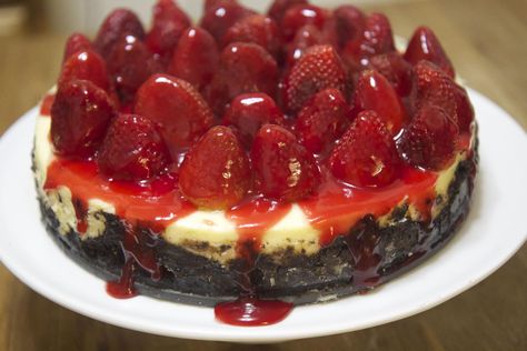 Strawberry Oreo Cheesecake Oreo Cheescake, Strawberry Oreo Cheesecake, Cream Cheese Oreo, Salted Caramel Cheesecake, Strawberry Glaze, Strawberry Dessert Recipes, Homemade Caramel Sauce, Caramel Cheesecake, 3 Eggs