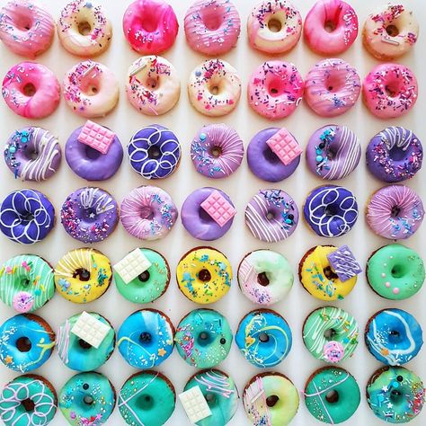 Donut Inspiration, Sweets Platter, Kids Party Desserts, Donut Ideas, Donut Display, Rainbow Donut, Cake Dessert Table, Colorful Donuts, Donut Decorations