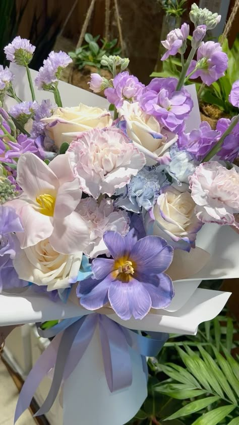 Flower Bouquet Purple, Purple Flower Bouquet, Purple Bouquets, Prettiest Bouquet, Purple Bouquet, Boquette Flowers, Flower Gift Ideas, Lovely Flowers Wallpaper, Flowers Bouquet Gift