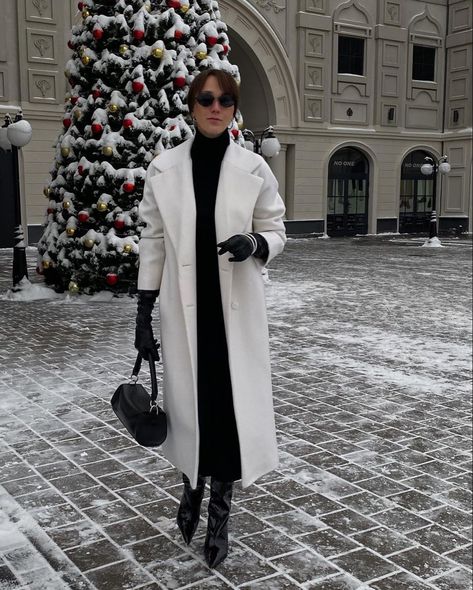 White Long Coat Outfit, White Peacoat Outfit, White Coat Outfit, Eurotrip Outfits, Peacoat Outfit, Winter Night Outfit, Off White Coat, Mantel Outfit, Winter White Outfit