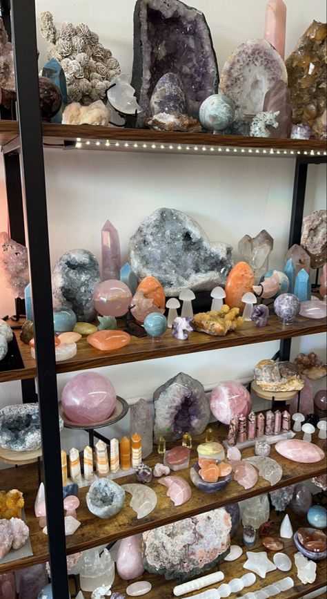 Rocks And Crystals Aesthetic, Crystal Layout Ideas, Crystal Setup Ideas, Crystal Set Up, Crystal Store Aesthetic, Cristals Aesthetic, Crystal Shop Display, Crystal Collection Aesthetic, Ways To Display Crystals