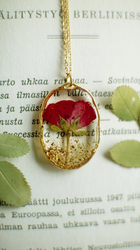 Real Flower Necklace, Romantic Anniversary Gifts, Resin Rose, Flower Resin Jewelry, Pressed Flower Necklace, Resin Jewelry Diy, Resin Design, Epoxy Resin Crafts, Pressed Flower Art