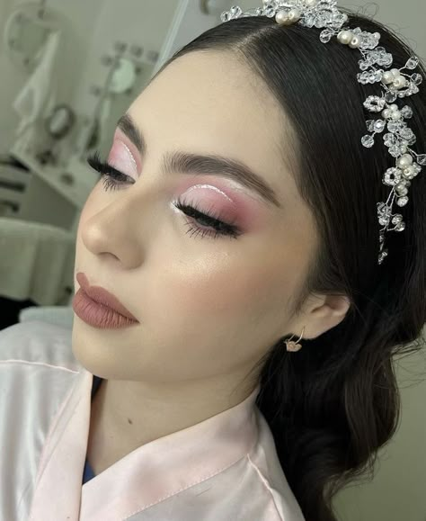 Prom Makeup Looks For Pale Skin, Pink Eyeshadow Looks Quince, Quincenera Makeup Pink, Blush Pink Quinceanera Makeup, Make Up Sweet 16, Sweet 16 Makeup Tutorial, Makeup Quinceanera Pink, Quince Makeup Light Pink, Pink Makeup Quinceanera