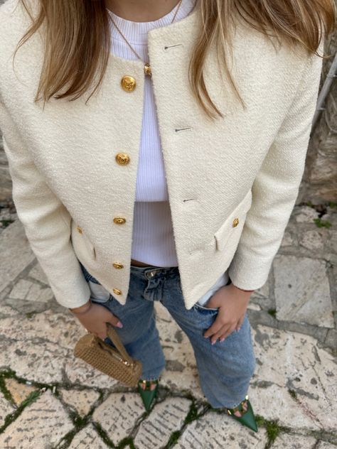 White Boucle Jacket Outfit, White Tweed Blazer Outfit, White Tweed Jacket Outfit, Ripped Jeans Outfit Casual, Boucle Jacket Outfit, Chanel Jacket Outfit, Outfits Spain, Minimalist Outfit Spring, Tweed Blazer Outfit