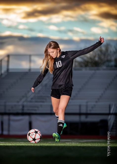 Cute Soccer Pictures, Soccer Photography Poses, Soccer Senior Pictures, Soccer Team Photos, Soccer Shoot, Soccer Poses, Sports Photoshoot, Senior 2022, Soccer Photography