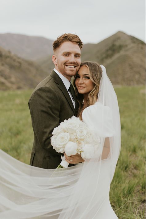 Bride Head On Groom Shoulder, Wedding Photos Looking At Camera, Wedding Style Photography, Wedding Photo Ideas With Veil, Wedding Day Photo Ideas Bride And Groom, Bride And Groom Inspo Pics, Mist Have Wedding Photos, Bridal And Groom Poses, Short Groom Poses