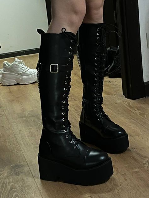 Goth Knee High Boots, Rockstar Gf Shoes, Goth Boots Aesthetic, Rockstar Boots, Boots Emo, Botas Grunge, Emo Boots, Y2k Boots, Goth Outfit Ideas