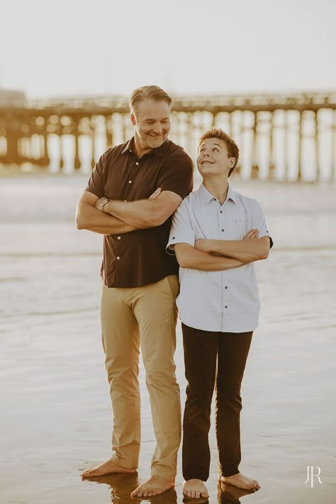 This cute father son photo came from the S family's amazing beach family photo session. I just loved their family photo outfits! Dad Son Photography, Adult Family Photography, Adult Family Poses, Big Family Photo Shoot Ideas, Father Daughter Poses, Father Son Pictures, Family Beach Pictures Poses, Father Son Photography, Adult Family Photos