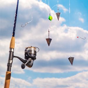 You don't have to go out to deep water to catch fishthese three rigs can help an angler find the flounder, striped bass, and other fishing that hang out near sandbars. Surf Fishing Tips, Surf Fishing Rigs, Saltwater Fishing Gear, Pesca In Mare, Salt Water Fishing, Fly Fishing Tips, Surf Fishing, Fishing Rigs, Crappie Fishing