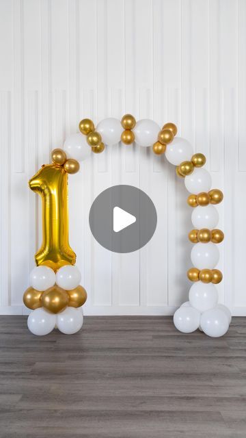 House of Party on Instagram: "Ready to create a simple balloon arch?  First, take four 12-inch white balloons and combine them into a cluster. To keep it stable, add one balloon filled with water.  Next, add a cluster of four gold balloons to the white ones by connecting their tails. Then, add another cluster of white balloons. Separately, take another cluster of four 12-inch white balloons and add a water-filled balloon for stability.  Inflate eight white linking balloons and connect them to each other and to the white cluster. Now, let’s add some details! Attach a foil number balloon to the first clusters. The best way to do this is by using a 260 balloon.  Secure the foil number to the other side of the linking balloon. To finish, add small clusters of four 5-inch gold balloons to each Balloon 2 Number, Simple Balloon Centerpieces Diy, 1st Birthday Diy Decorations, Balloon Arch Simple, Small Balloon Decorations, Arch For Balloons, Simple Balloon Decor, Simple First Birthday Decorations, Arch Balloons Decoration