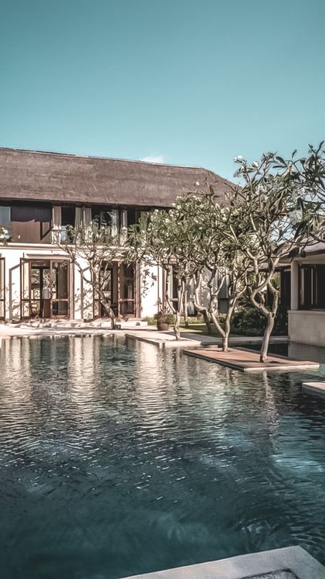 Modern Balinese House, Balinese Architecture, Balinese Resort, Balinese Villa Architecture, Bali Resorts Exterior, Indonesian House, Bali Resort Landscape, Tropical Houses Architecture, Bali Resort Architecture