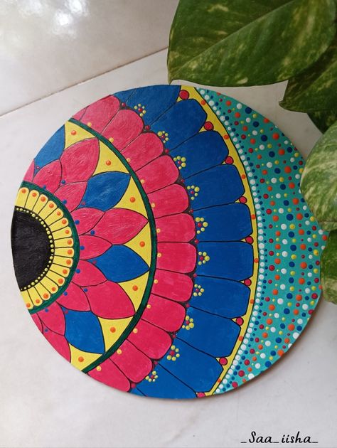 Cardboard Mandala Art, Things To Draw On Cardboard, Circle Mandala Design Simple, Rangoli On Cardboard, Cake Cardboard Diy, Cake Board Reuse Craft Ideas, Mandala Art On Cardboard, Circle Cardboard Painting, Cardboard Mandala