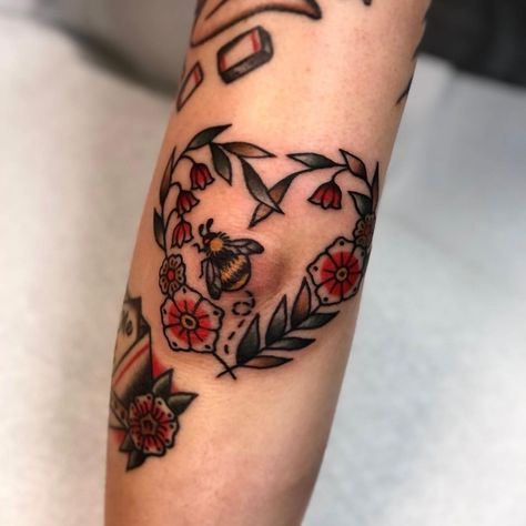 Happy Spring Equinox! 🌷🐝🌱 Seems like the right day to share this flower + bee elbow frame, thanks Alexia! #swellbow #elbowtattoo | Instagram Knee American Traditional Tattoo, American Traditional Sleeve Filler, Finger Doodles, American Traditional Knee Tattoo, Traditional Tattoo Elbow, Dumbest Tattoos, Auto Tattoo, Traditional Heart Tattoos, Tattooed Man