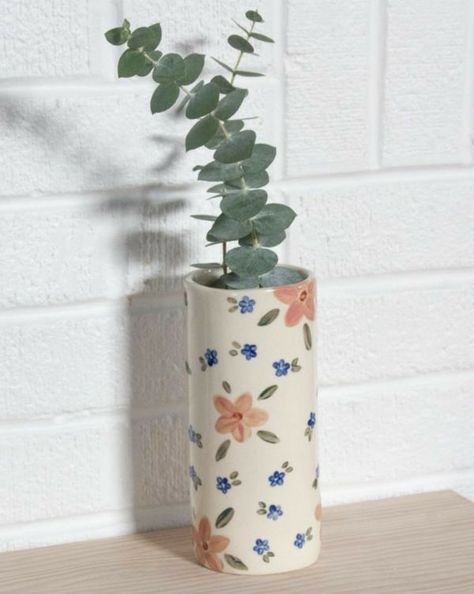 Ceramic Handmade Vase, Pottery Flower Vase, Diy Keramik, Ceramic Cafe, Diy Pottery Painting, Nature Colors, Pottery Painting Designs, Keramik Design, Hand Painted Pottery