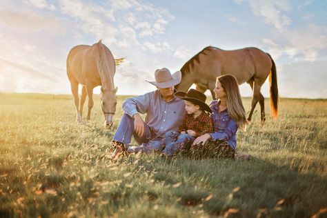 Farming Photoshoot, Cowboy Family Pictures, Family Farm Photos, Country Family Photos, Western Family Photos, Farm Family Pictures, Family Session Poses, Horse Photography Poses, Western Photoshoot