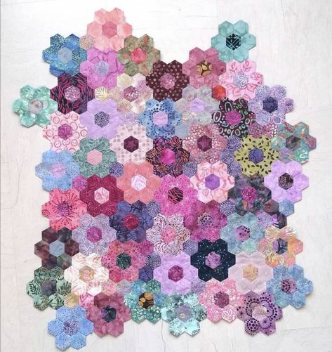 Epp Hexagon Quilt Patterns, Hexi Flower Quilt, Hexagon Quilt Tutorial, Hexagon Quilt Hand Sewn, Qayg Hexagon Quilt, Grandmothers Flower Garden Quilt Pattern Hexagons, Hexie Quilts Patterns, Hexagon Patchwork, Colorful Aesthetic