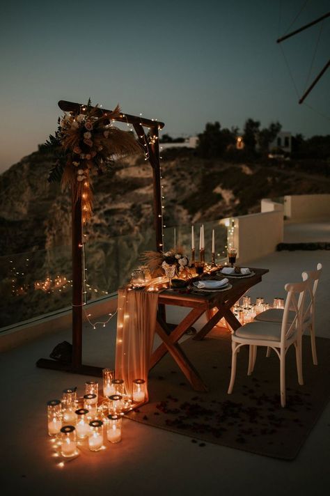 Proposal Ideas At Home, Wedding Dinner Table Setting, Wedding Proposal Ideas Engagement, Surprise Proposal Pictures, Romantic Dinner Tables, Romantic Dinner Setting, Santorini Wedding Venue, Romantic Dinner Decoration, Surprise Ideas