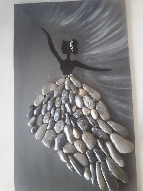 Stone Canvas Art, Rock Art For Garden, Stone Art Diy, Stone Pictures Pebble Art, Art Coquillage, Pebble Art Family, Stone Art Painting, Deco Nature, Wine Glass Art