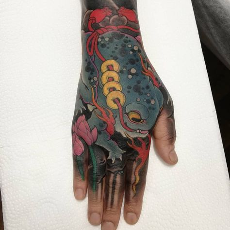 Frog Hand Tattoo, Coloured Tattoos, Japanese Hand Tattoos, Rooster Tattoo, Tattoo Japanese Style, Frog Tattoos, Full Body Tattoo, Japanese Sleeve Tattoos, Japanese Sleeve