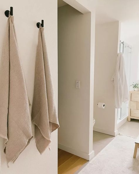 Towel Hangers Bathroom, Towel Hanger Small Bathroom, Bath Towel Racks Bathroom, Modern Towel Hooks In Bathroom, Bathroom Towel Hanging Ideas Hooks, Bathroom Hooks For Towels Master Baths, Bathroom Hangers Ideas, Bathroom Hook Ideas For Towels, Bathroom Hanging Towels