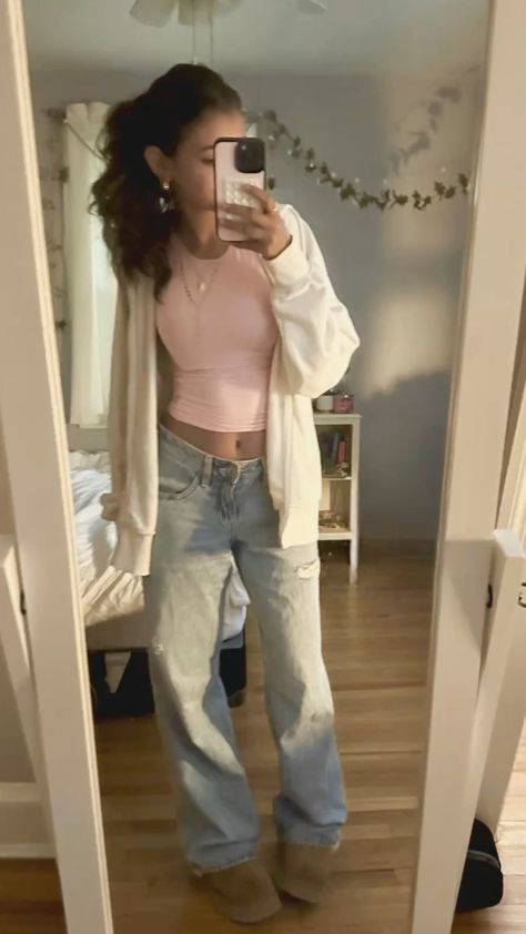 Outfit Inspo For Autumn, Pink Top Winter Outfit, Outfit Ideas Hollister, Cute Outfits For Brown Hair, Pale Jeans Outfit, Oversized Longsleeves Outfit Women, Baggy Straight Jeans Outfit, Outfit Inspo Low Rise Jeans, Low Top Uggs Outfits