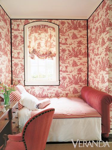 Bedroom with red toile walls outlined with black grosgrain ribbon -- designer:  Alessandra Branca -- photo: Thibault Jeanson -- Veranda Toile Bedroom, Small Guest Room Ideas, Small Guest Rooms, Small Guest Room, Minimalist Dekor, Red Toile, Bedroom Traditional, Upholstered Walls, French Country Bedrooms