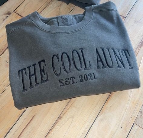 The Cool Aunt Sweatshirt. Oversized Crewneck. Aunt Hoodie. - Etsy UK The Cool Aunt, Aunt Sweatshirt, Cool Aunt, Aunt Life, Womens Sweatshirts, Cute Shirt Designs, Oversized Crewneck, Comfort Colors Shirt, Mode Vintage