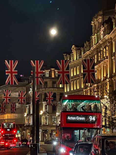 London Red Aesthetic, London Night Life Aesthetic, Red London Aesthetic, London At Night Aesthetic, London Vibes Aesthetic, London Night Aesthetic, London Night Life, London In Summer, London City Night