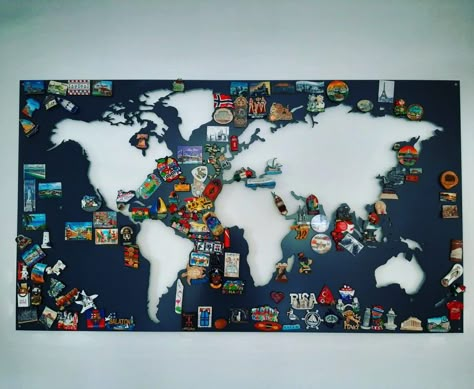 Hűtőmágnes tartó fali tábla Travel Magnet Board Ideas, World Map Magnetic Board, Souvenir Magnet Display Ideas, Ref Magnet Display Ideas, Magnet Wall Ideas, Travel Magnets Display Ideas, Magnet Collection Display, Magnetic Wall Ideas, Magnet Display Ideas