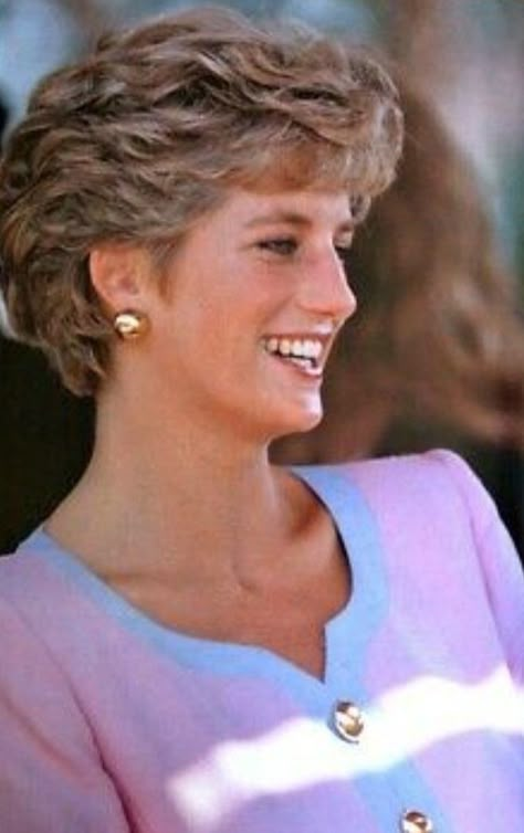 Diana Haircut, Princess Diana Hair, Pixie Haircut Fine Hair, Short Sassy Haircuts, Princess Diana Photos, Princess Diana Pictures, Princess Diana Family, Princes Diana, Hair Inspiration Short