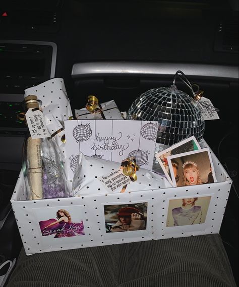 Cute Aesthetic Birthday Gifts, Taylor Swift Present Ideas 1989, Taylor Swift Birthday Basket Ideas, Gifts For Best Friends Taylor Swift, Taylor Swift Debut Gift Ideas, Taylor Swift Christmas Present Ideas, Taylor Swift Bday Presents, Lover Taylor Swift Gift Ideas, Christmas Gift Ideas For Swifties