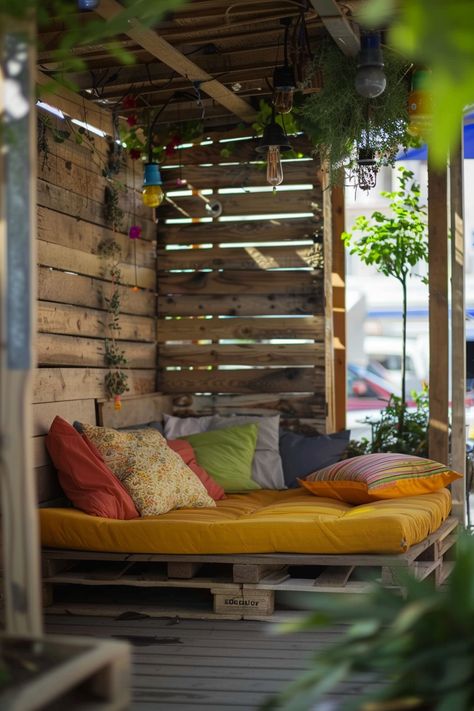 Small Patio Ideas with Pallets - Quiet Minimal Pallets Patio Furniture, Pallet Furniture Outdoor Balcony, Backyard Patio Small Space, Cozy House Backyard, Outdoor Seating Ideas Diy, Small Backyard Furniture Ideas, Patio Ideas With Pallets, Patio Pallet Furniture, Diy With Pallets