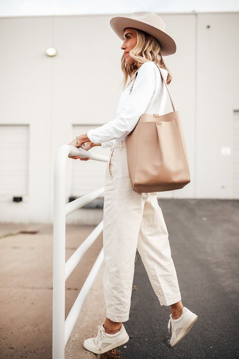 Everlane Outfit, Earth Tone Outfits, Monochromatic Style, Monochrome Style, Hat Outfit, Balloon Pants, Casual Outfit Inspiration, All White Outfit, Monochrome Fashion