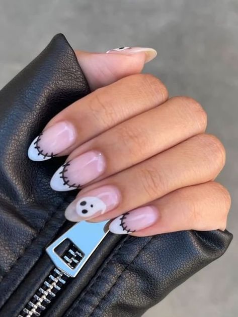 Ghosts On Nails, Black Nails With White Ghost, Simple Ghost Nails, Round Nail Designs, Fingernail Designs, Dotting Tool, Chic Halloween, Round Nails, Halloween Nail Designs