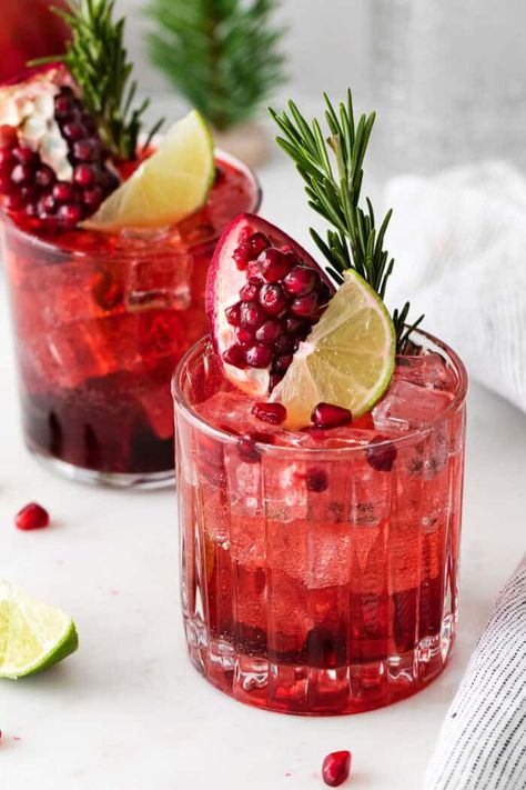 Pomegranate Gin And Tonic, Pomegranate Cocktail Recipes Vodka, Pomegranate Gin Fizz, Christmas Gin And Tonic, Pomegranate Ideas, Christmas Gin Cocktails, Cocktail Pomegranate, Pomegranate Drink, Uni Graduation