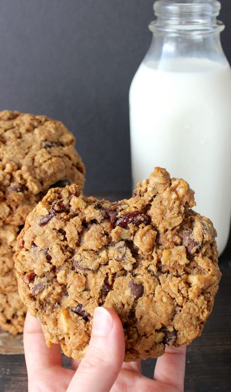 Big and Chewy Oatmeal Cookies Chewy Oatmeal Cookies, Makanan Rendah Kalori, Oatmeal Cookies Chewy, Oatmeal Cookie Recipes, Crinkle Cookies, Chip Cookie Recipe, Crumpets, Dried Cherries, Brownie Cookies