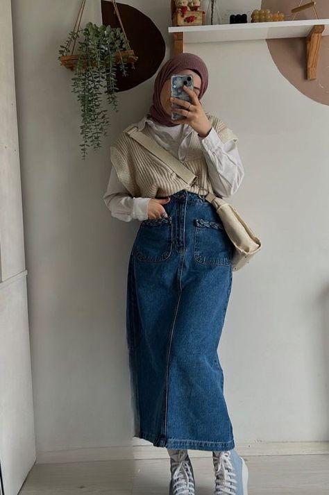 Denim Skirts For Women, Long Denim Skirts, Rok Outfit, Hijab Fashion Summer, Mode Ulzzang, Hijabista Fashion, Modest Casual Outfits, Stile Hijab, Modesty Outfits