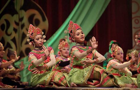 15 Dances, Adat Melayu, Martial Arts Forms, Cultural Dance, Portuguese Culture, Traditional Dance, Dance Steps, Melaka, Folk Dance