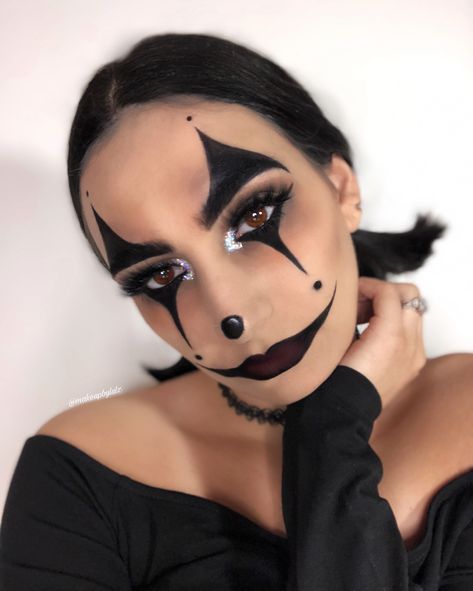 Halloween clown makeup Black Clown Makeup, Black Halloween Makeup, Halloween Clown Makeup, Gothic Clown, Black Clown, Scary Clown Costume, Black And White Clown, Clown Costume Women, Clown Face Paint