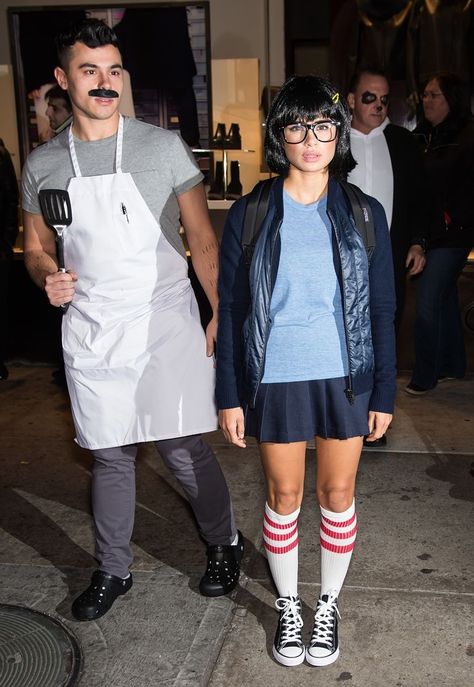 Horrifying and Hilarious Photos of Celebs in Halloween Costumes Bobs Burgers Costume, Burger Costume, Most Creative Halloween Costumes, Meme Costume, 90s Halloween Costumes, Funny Couple Halloween Costumes, Halloween Parejas, Celebrity Halloween, 90s Halloween