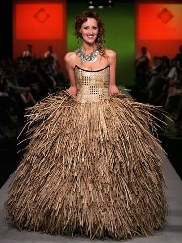 Sometimes, when you’ve spent hours going through wedding dress photos in an attempt to find the perfect dress, you just need a break. Take a few moments and check out these funny, hilarious and downright crazy wedding dresses. The Scarecrow This wedding dress, that we’ve affectionately coined “the scarecrow” features a bodice that isn’t too … Weird Wedding Dress, Ugly Wedding Dress, Worst Wedding Dress, Unusual Wedding Dresses, Ugly Dresses, Crazy Dresses, Crazy Wedding, Funny Dresses, Recycled Dress