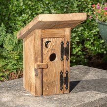 Flower Beds In Front Of House Rustic, Cool Birdhouse Designs, Cool Bird Houses Wood, Scrap Wood Birdhouse, Easy Bird Houses, Bird House Decorating Ideas, Old Barn Wood Projects, Outhouse Birdhouse, Diy Birdhouse Plans