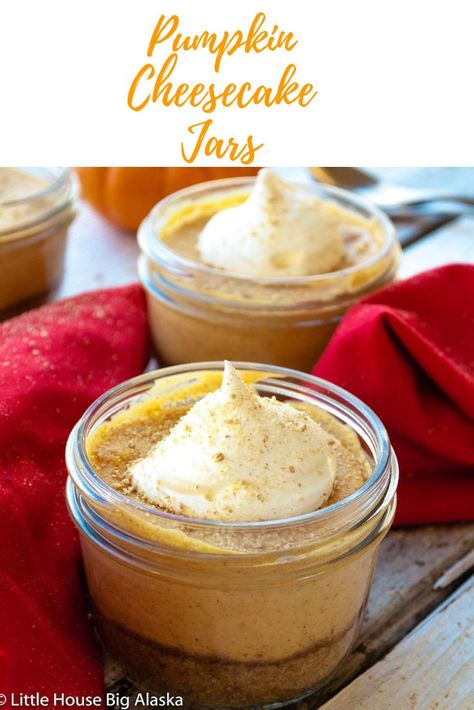 Pumpkin Cheesecake Jars are my new favorite dessert in a mason jar. They're SO easy to take along in lunches, they travel really well. Mason Jar Pumpkin, Cheesecake Jars, Crockpot Express, Mini Pumpkin Cheesecake, Mason Jar Desserts, Cheesecake In A Jar, No Bake Pumpkin Cheesecake, Jar Recipes, Pumpkin Pie Cheesecake