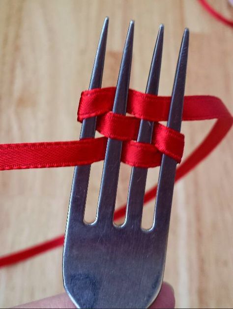 How to Make Perfect Bows Using a Fork Fork Bow, Diy Gift Bow, Homemade Bows, Hair Bow Tutorial, Bows Diy Ribbon, Gifts Wrapping Diy, Ribbon Headbands, Tiny Bow, Narrow Hallway