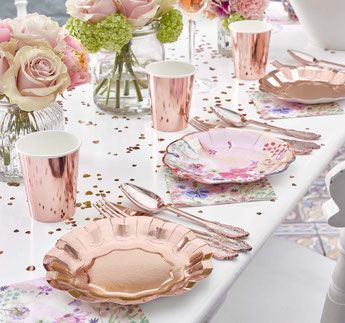 anniversaire-adulte-theme-rose-gold Mermaid Party Games, Engagement Party Diy, Engagement Party Themes, Engagement Party Planning, Spring Party Decorations, Rose Gold Party Decor, Rose Gold Paper, Chic Bridal Showers, Bbq Wedding