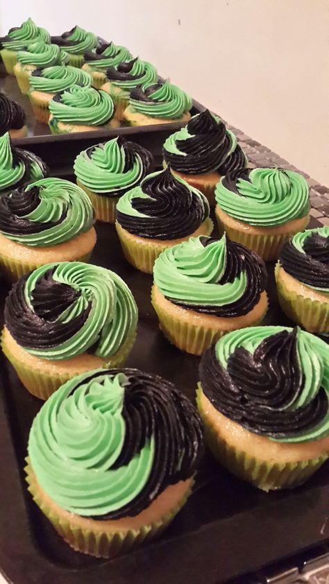 Black and lime green buttercream cupcakes Lime Green Cake Ideas, Black And Green Cupcakes, Green And Black Themed Birthday Party, Billie Eilish Cupcakes, Billie Eilish Party Theme, Black And Green Birthday Decor, Billie Eilish Birthday Party Ideas, Slytherin Birthday Party, Green And Black Cake