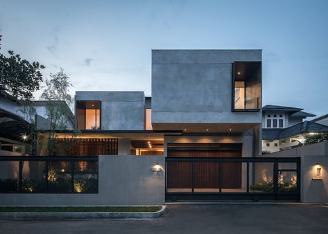 Industrial House Facade, Rakta Studio, Modern Industrial House, Industrial House Exterior, Industrial Exterior, Modern Tropical House, A Modern House, Industrial Home Design, Studio 17