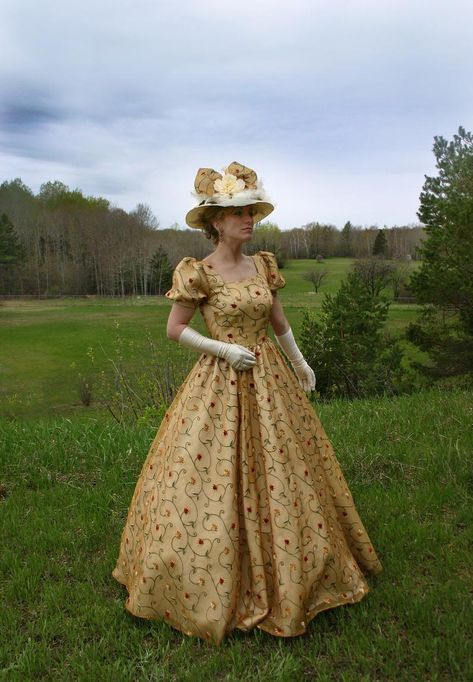 1800s Dresses, Victorian Ball Gowns, Organza Ball Gown, Vestidos Retro, Old Fashion Dresses, Edwardian Dress, Chique Outfits, Embroidered Organza, Old Dresses